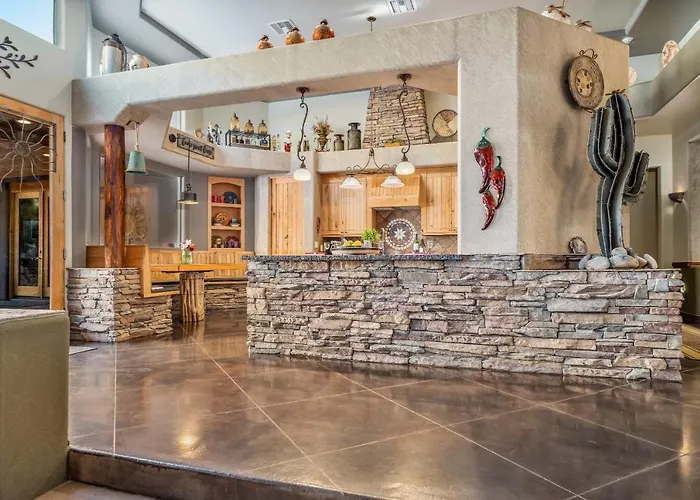 Quail Mountain Desert Resort: Heated Pool, Mt Vews, Br's King & Tv's, Hiking