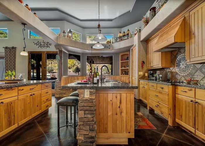 Quail Mountain Desert Resort: Heated Pool, Mt Vews, Br's King & Tv's, Hiking Holiday home *