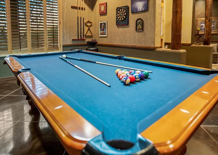 Quail Mountain Desert Resort: Heated Pool, Mt Vews, Br's King & Tv's, Hiking