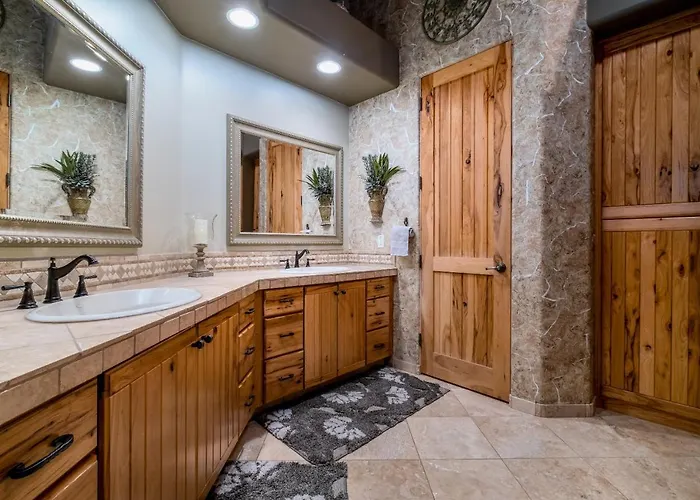 Quail Mountain Desert Resort: Heated Pool, Mt Vews, Br's King & Tv's, Hiking