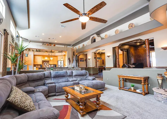 Quail Mountain Desert Resort: Heated Pool, Mt Vews, Br's King & Tv's, Hiking Mesa